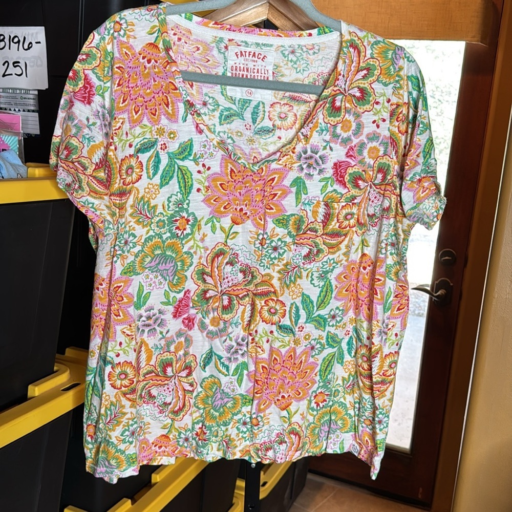 FAT FACE WOMEN'S SHORT SLEEVE MAGGIE V-NECK T-SHIRT IN MULTI FLORAL SIZE 16 - Picture 5 of 11